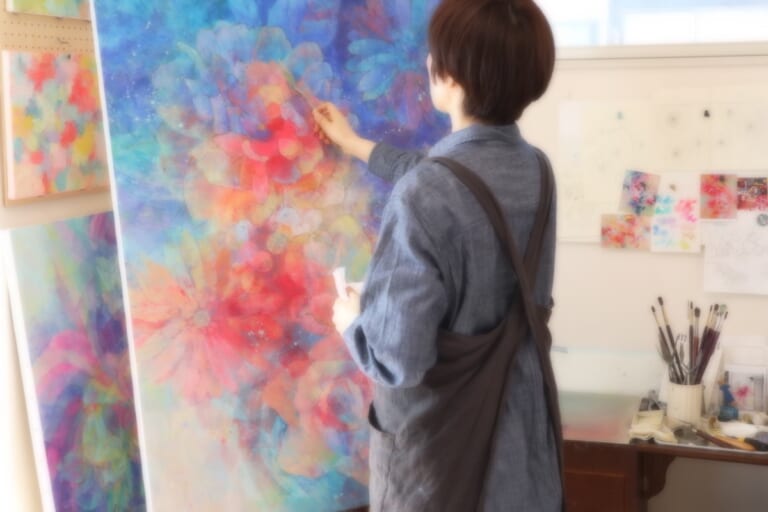 「花や果物・動物などの形を借りて自分の世界観を表現」柳澤弥代恵インタビュー
