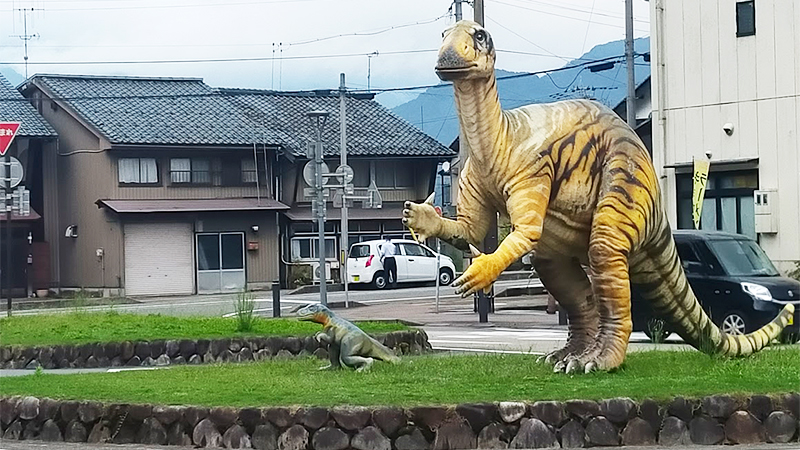 勝山駅のバス停にも恐竜がいます。