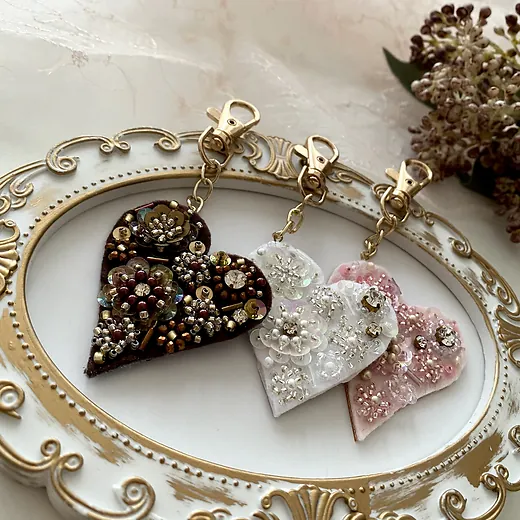 ビーズ刺繍で作るハートモチーフのフラワーブーケキーホルダー