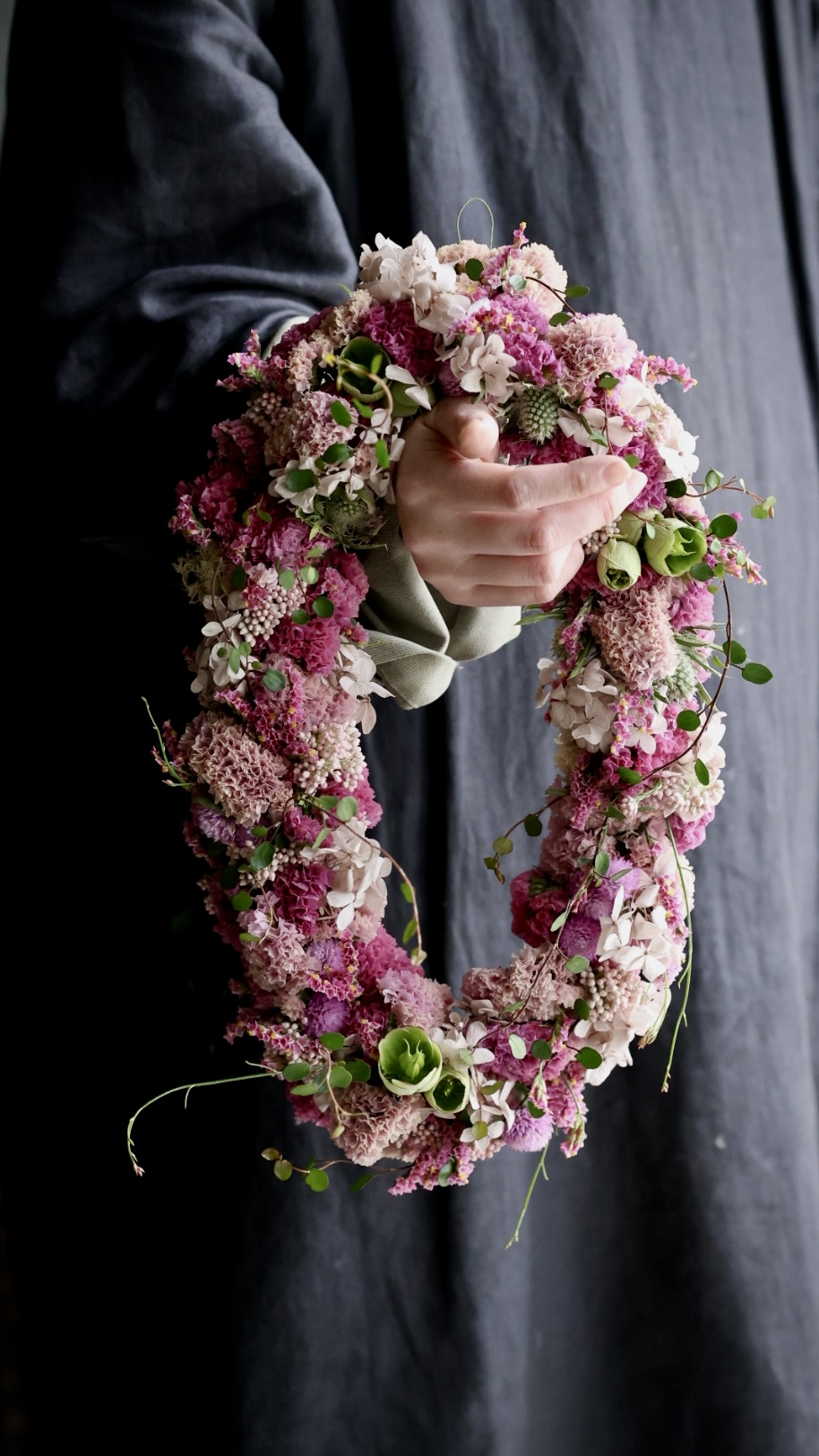 花の首飾りのようなオーバル型のリース
